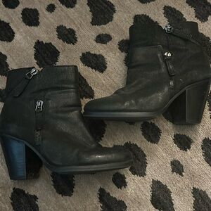 Vince Cumuto Booties size 7